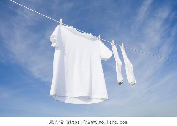 小清新简约风在天空悬挂的白t上衣